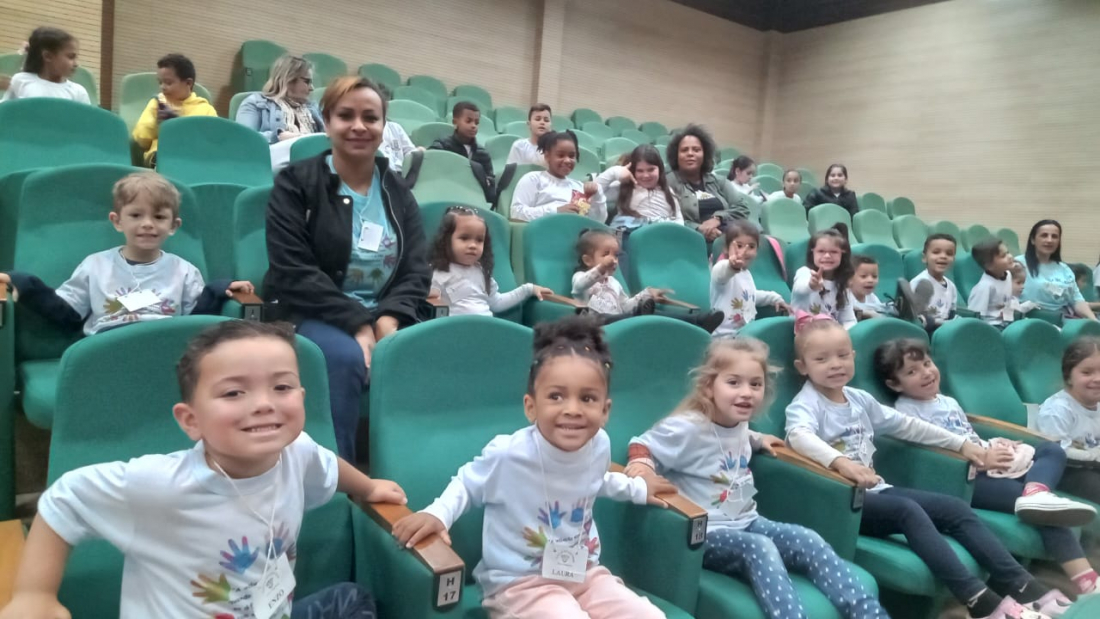 Crianças de Capivari de Baixo participam de sessão de cinema no Parque Diamante +Energia