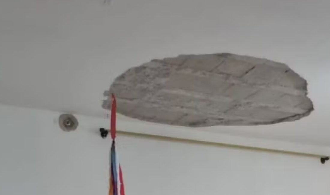 Em SC: Reboco de teto de creche cede e três crianças que estavam dormindo ficam feridas