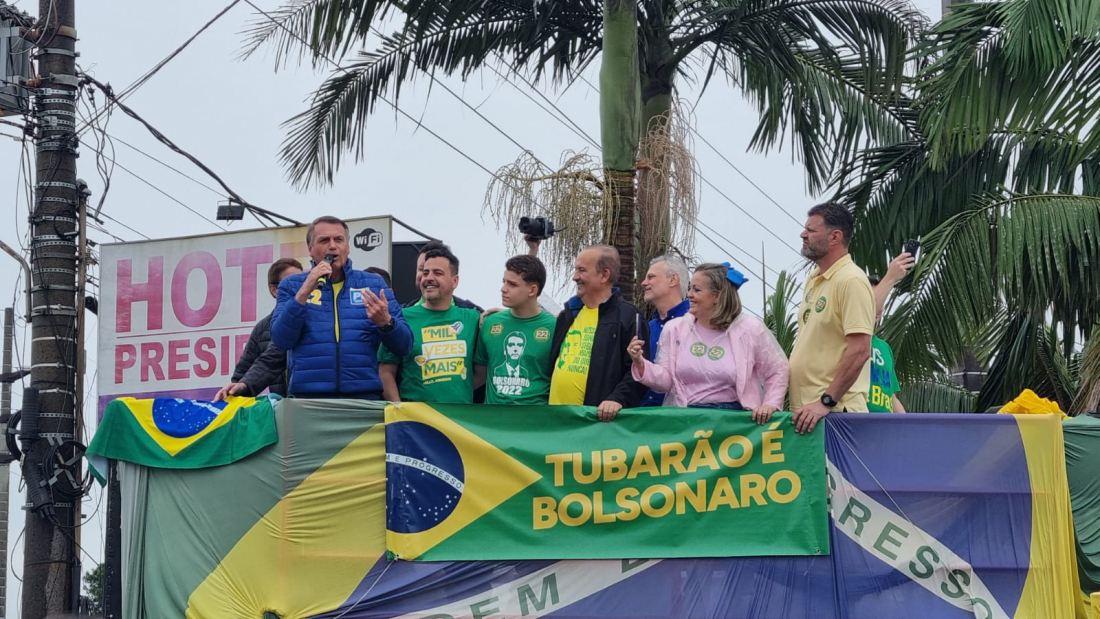 Jair Bolsonaro reúne apoiadores em Tubarão na tarde desta sexta (20)