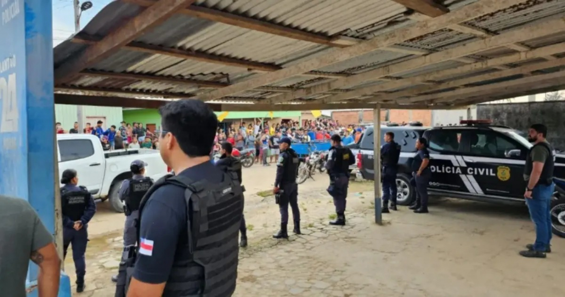 População impede polícia de salvar acusado de estupro queimado vivo em Manaus