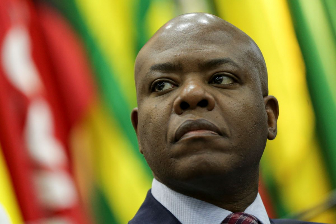 Ex-aluna diz ter sido apalpada por Silvio Almeida dentro de faculdade