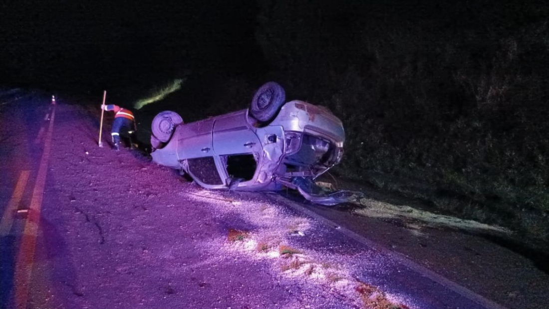 Capotamento de carro deixa um morto e dois feridos em rodovia de SC