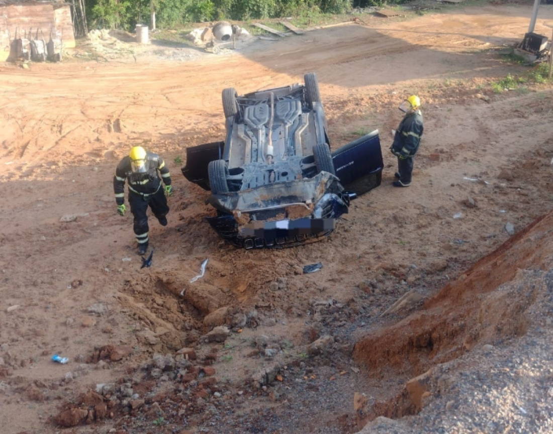 Colisão faz carro cair de barranco de 4 metros na SC-108