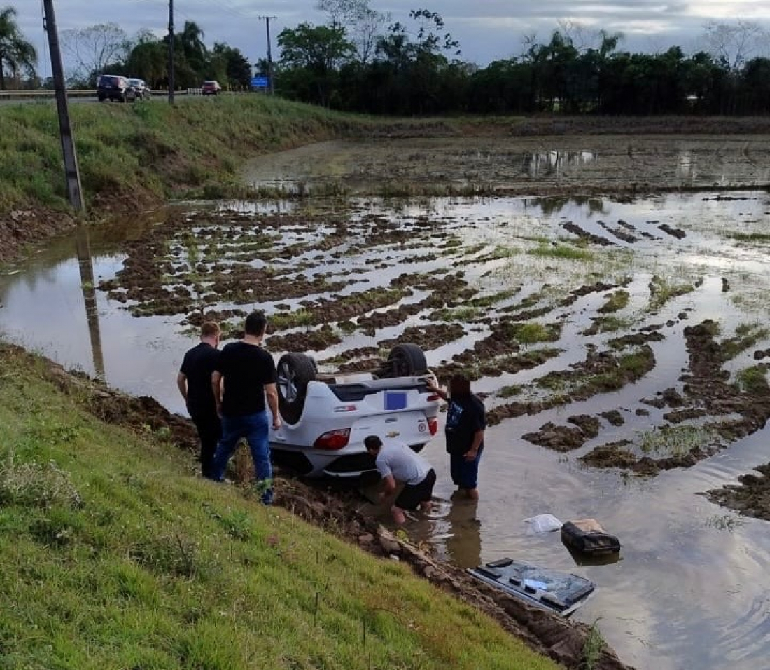Idoso perde controle do carro, capota e vai parar em granja de arroz no Sul de SC