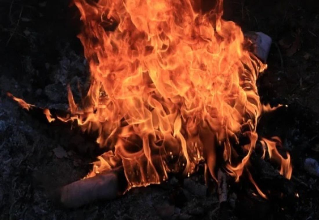 Homem coloca fogo nas roupas da esposa após flagrar mensagens com outro