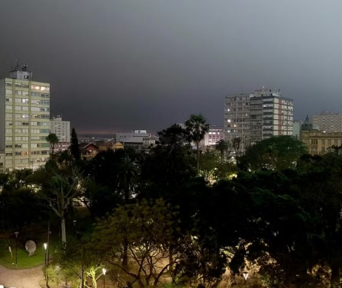 Dia ‘vira noite’ após temporal com granizo no Rio Grande do Sul