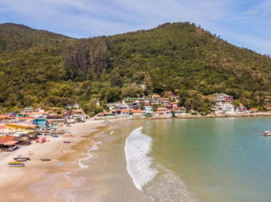 Por que praia mais poluída do Brasil é considerada própria para banho em SC?