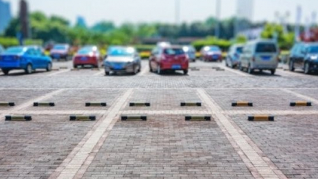 Funcionária tem celular furtado em estacionamento de supermercado de Laguna