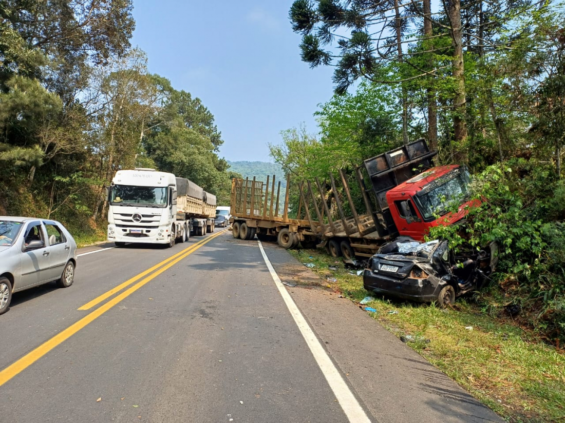 Em SC: Grave acidente entre carro e caminhão deixa 5 mortos