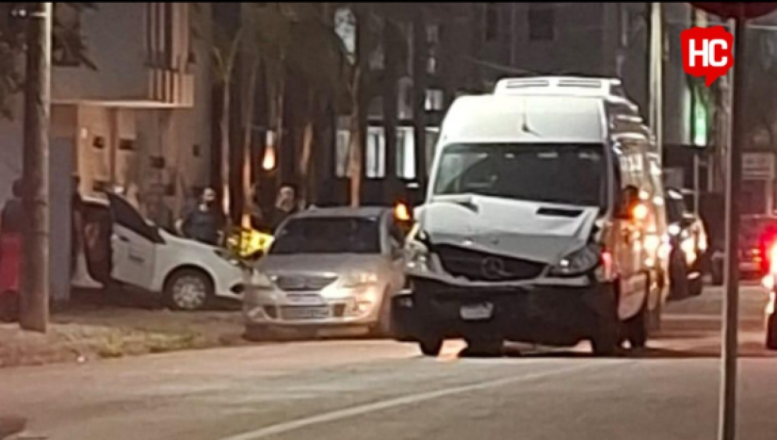 (Vídeo) Acidente com van escolar em Tubarão foi causado por outro motorista que cortou a frente em alta velocidade