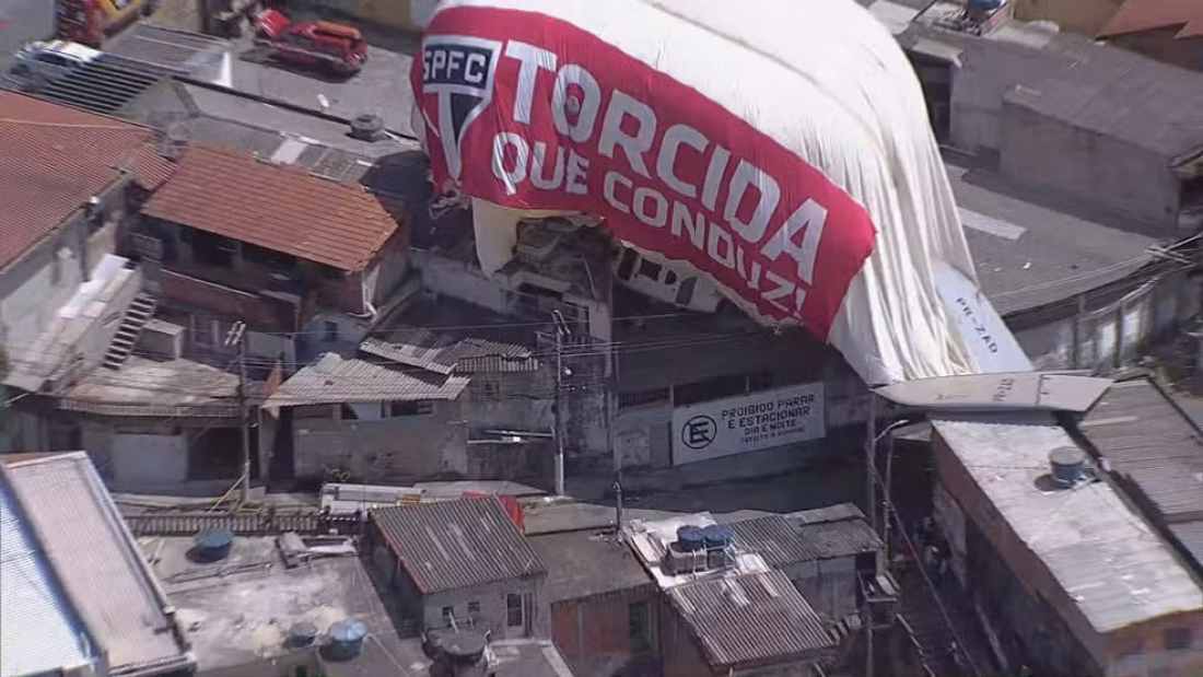 Brasil: dirigível do São Paulo Futebol Clube cai em Osasco; uma pessoa ficou ferida