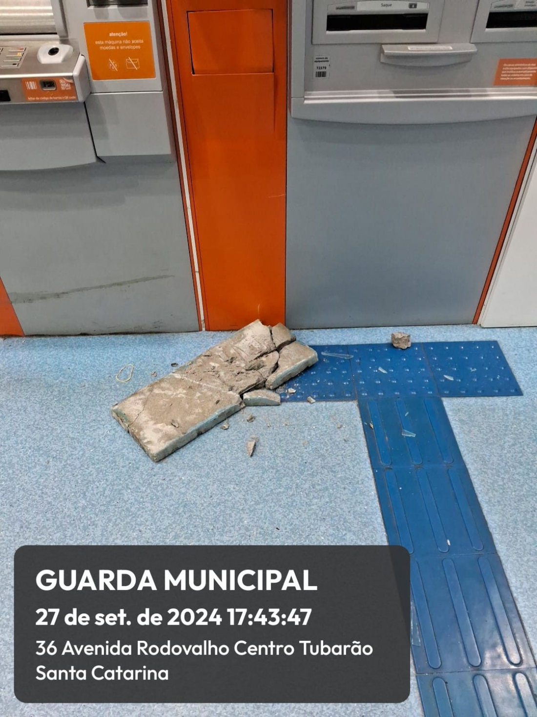 Visivelmente alterado, homem danifica caixa eletrônico com placa de concreto em Tubarão