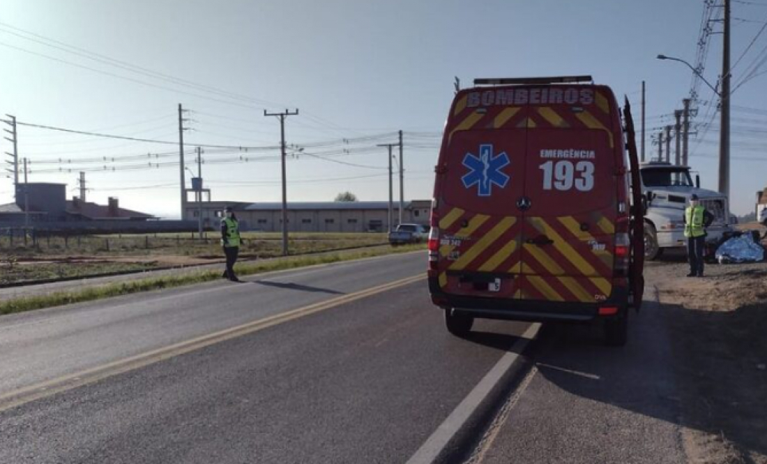 Casal morre em acidente entre carreta e motocicleta em Morro da Fumaça