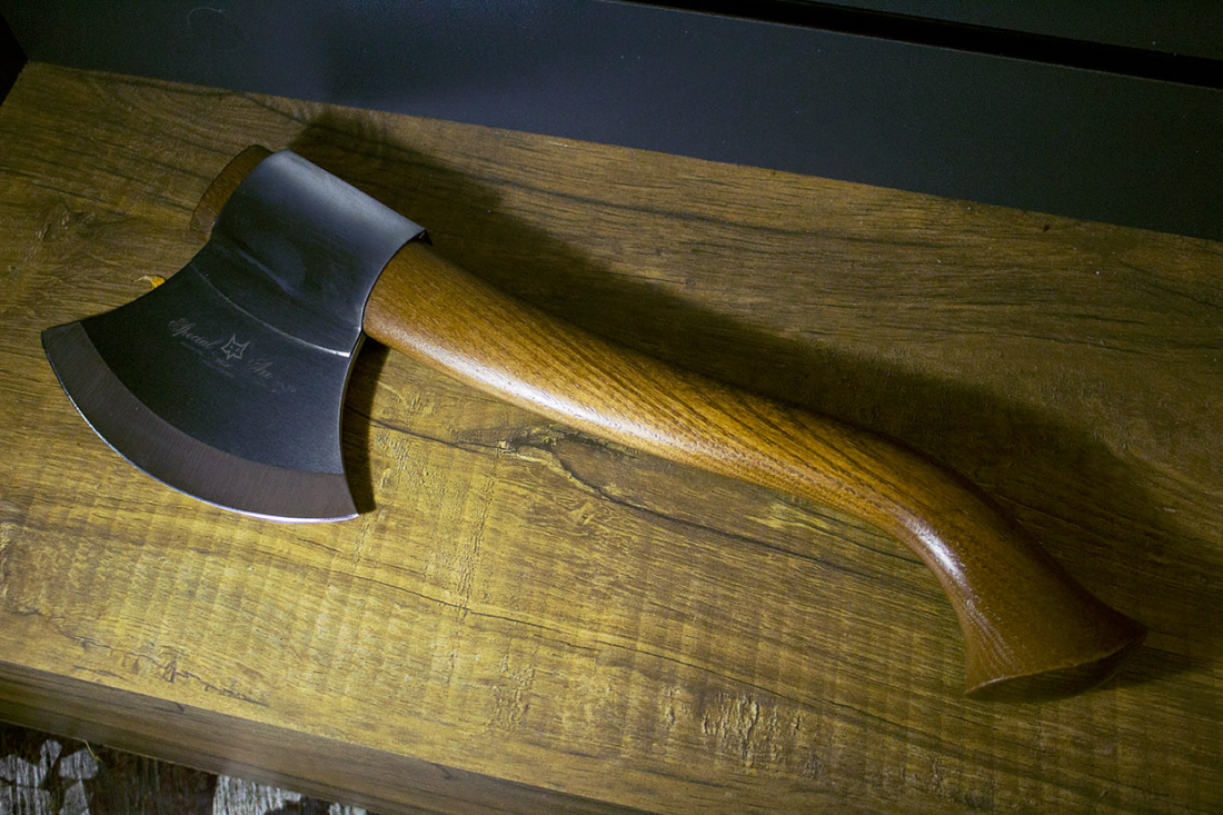 Homem ameaça vizinhos de morte e exibe machado para a Polícia em Tubarão