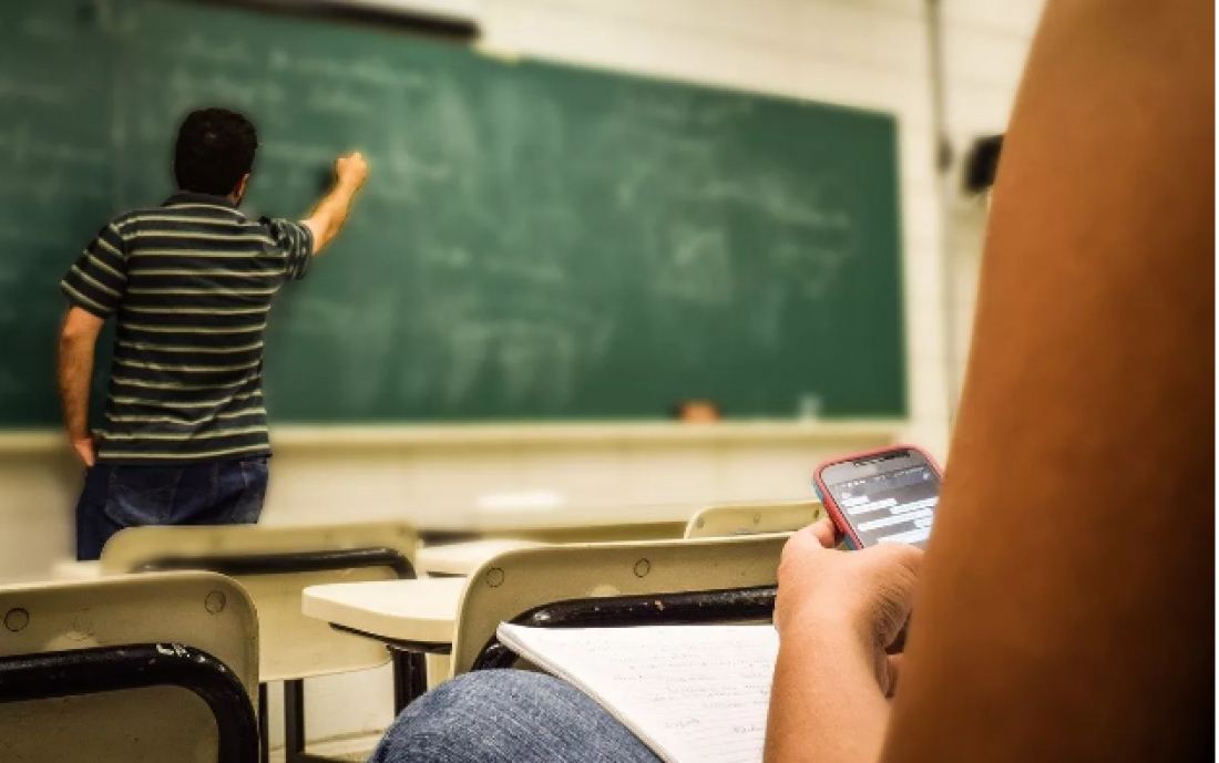 Proibição de celulares nas escolas entra em pauta no Senado após eleições municipais
