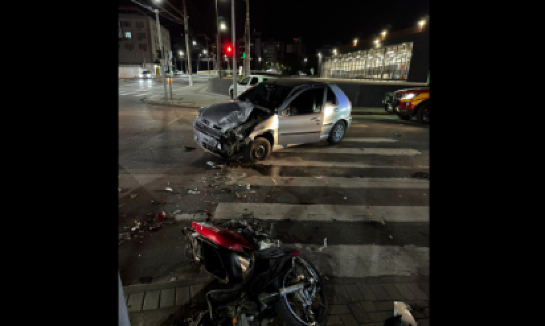 Três adolescentes de 15 anos ficam feridos após colisão entre carro e motos no Centro de Tubarão