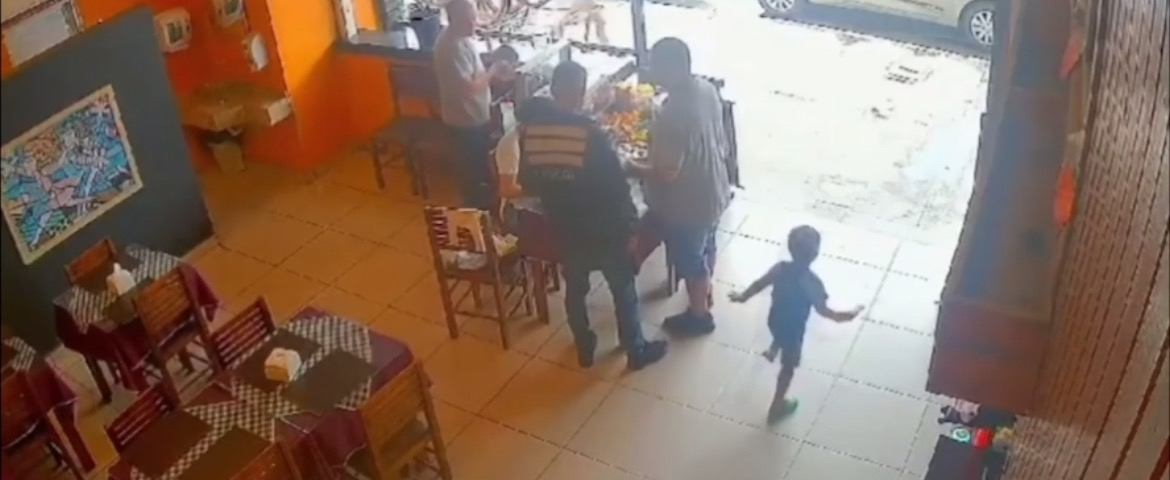 Brasil: menino solta a mão do pai, sai correndo de restaurante e morre atropelado