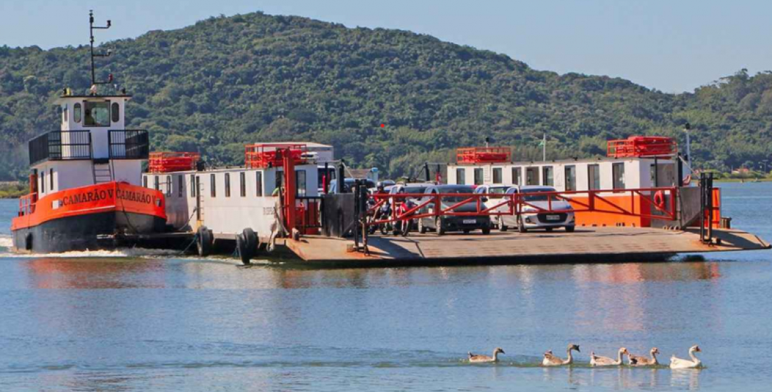 Balsa encalhada impede travessia no Canal da Barra, em Laguna