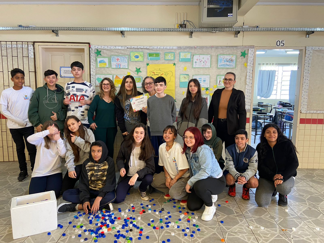 Estudantes de Capivari de Baixo entregam quase 300 quilos de tampinhas para ONG's de bem-estar animal