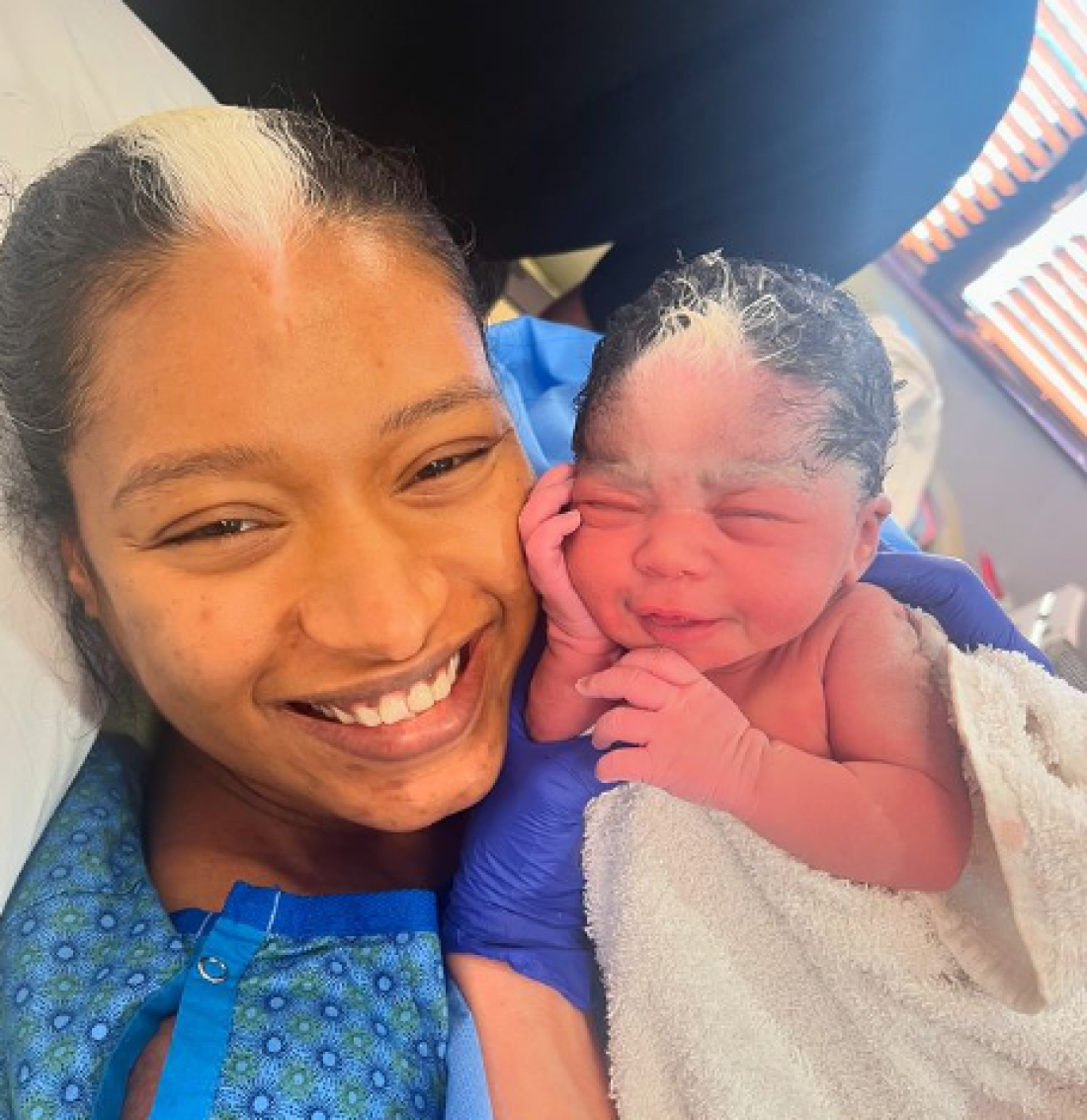 Mãe compartilha foto com bebê logo após o nascimento e surpreende pela semelhança, até no cabelo: Dei à luz ao meu gêmeo”