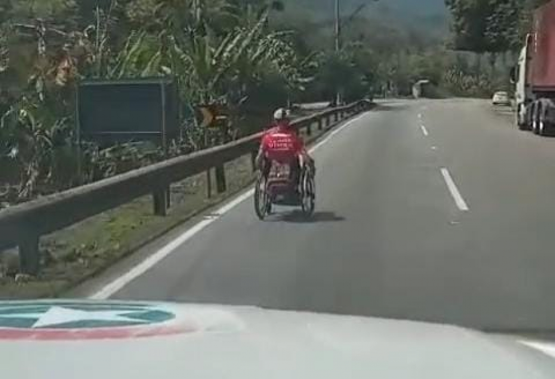 Em SC: cadeirante é flagrado descendo Serra na contramão para gravar vídeo para canal; ASSISTA