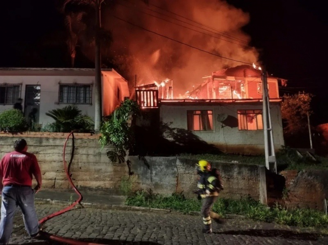 SC: mulher é condenada por incendiar casa com a mãe e o padrasto dentro