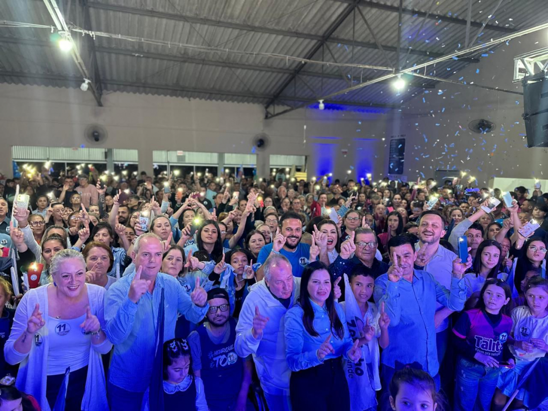 Henrique e Janaína reúnem aproximadamente 2 mil pessoas em comício de encerramento em Pescaria Brava