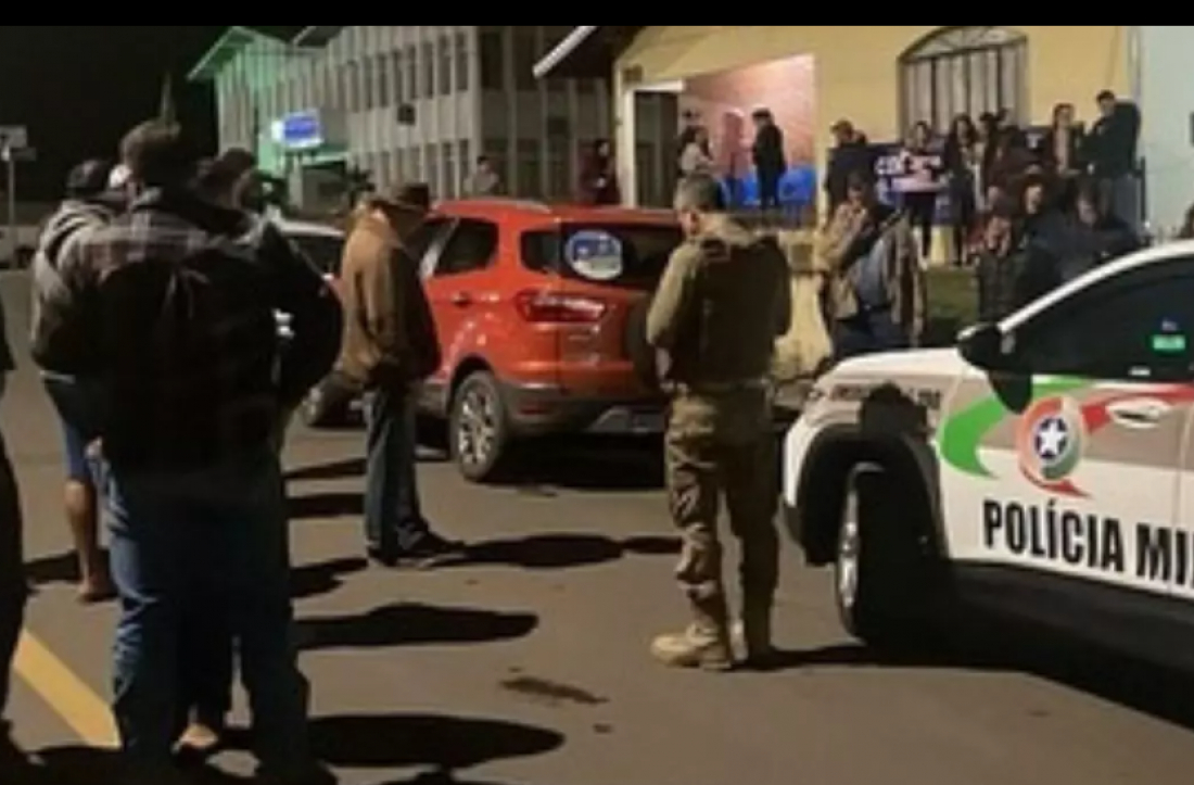 Candidato a vice-prefeito tem carro baleado durante campanha em SC