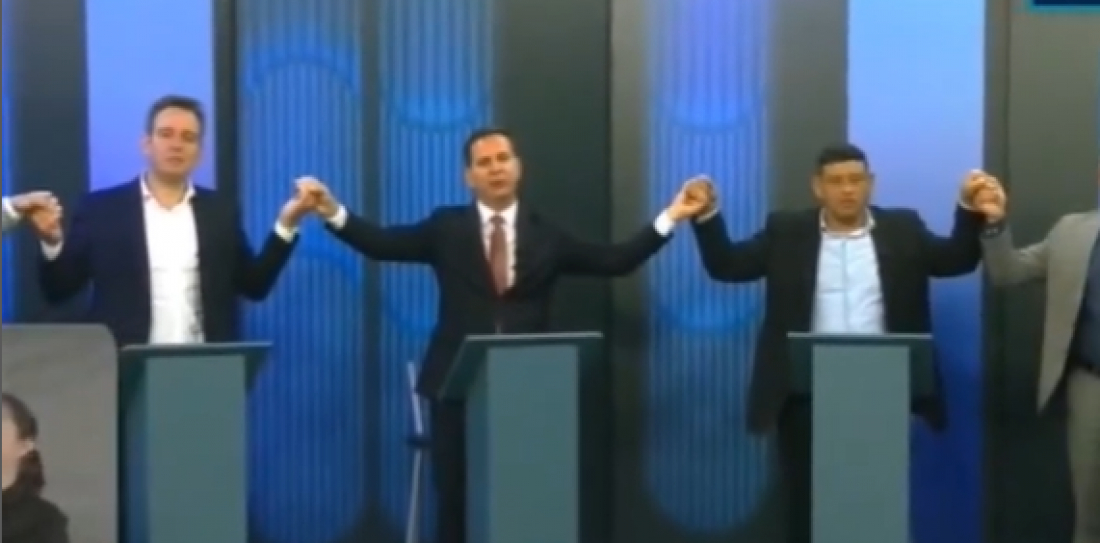 (Vídeo) Candidatos finalizam debate em Criciúma com as mãos dadas e rezando juntos o Pai Nosso