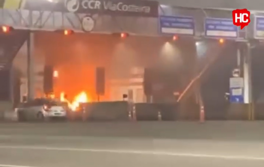(Vídeo) Incêndio em veículo atinge praça de pedágio na BR-101 em Imbituba