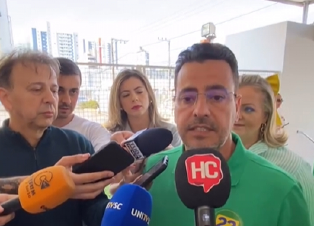 (Vídeo) Acompanhado da família, Soratto Jr. vota no Colégio São José, em Tubarão