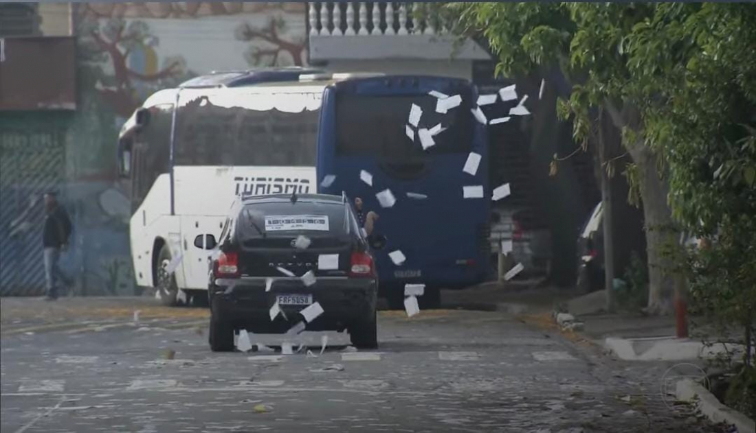 Equipes recolhem santinhos em Tubarão, mas pontos de votação aparecem sujos pouco antes das 8h