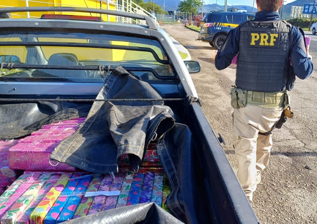 PRF apreende 250 kg de maconha em picape com placas de Capivari de Baixo