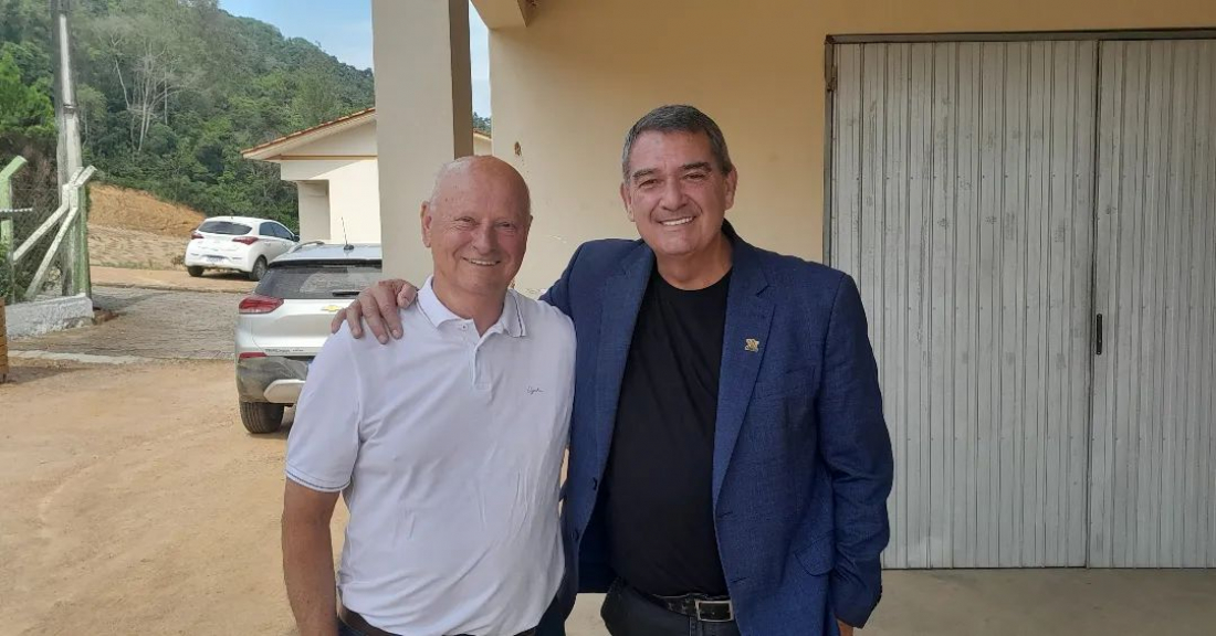 Prefeito reeleito de Pedras Grandes, Agnaldo Filippi agradece adversário em postagem