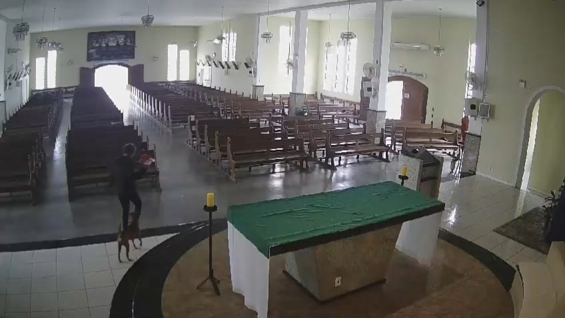 Mulher é flagrada furtando vaso de flor na igreja matriz de Humaitá