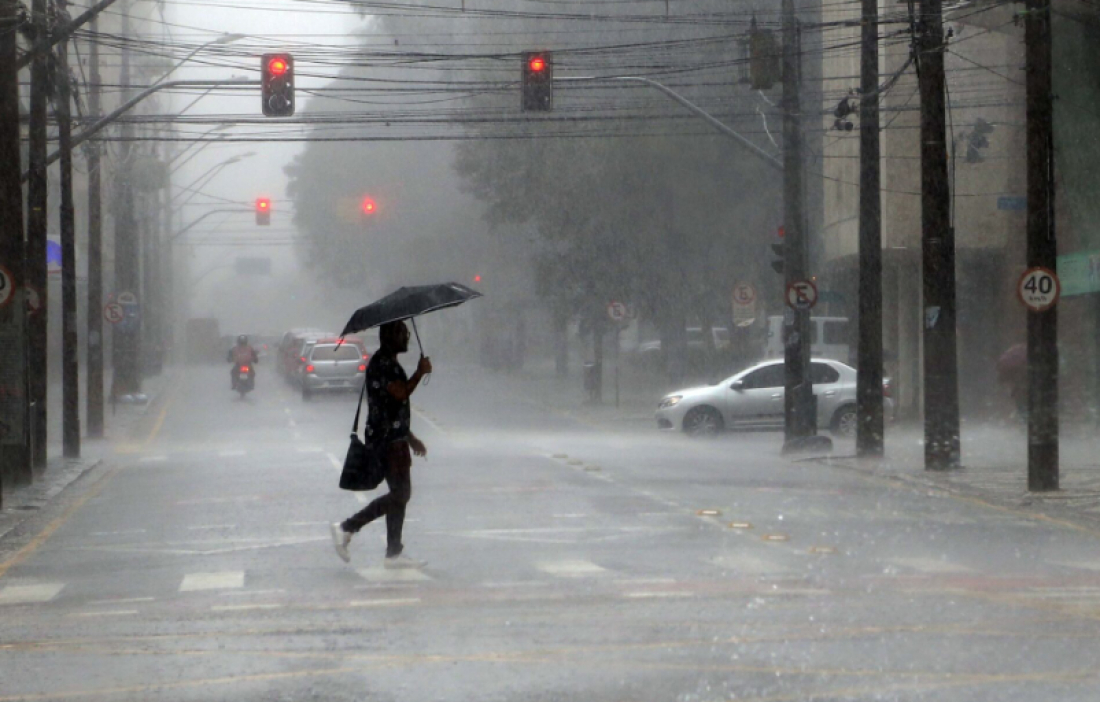 Tempestades com rajadas de vento! SC entra em alerta para alagamentos nesta sexta
