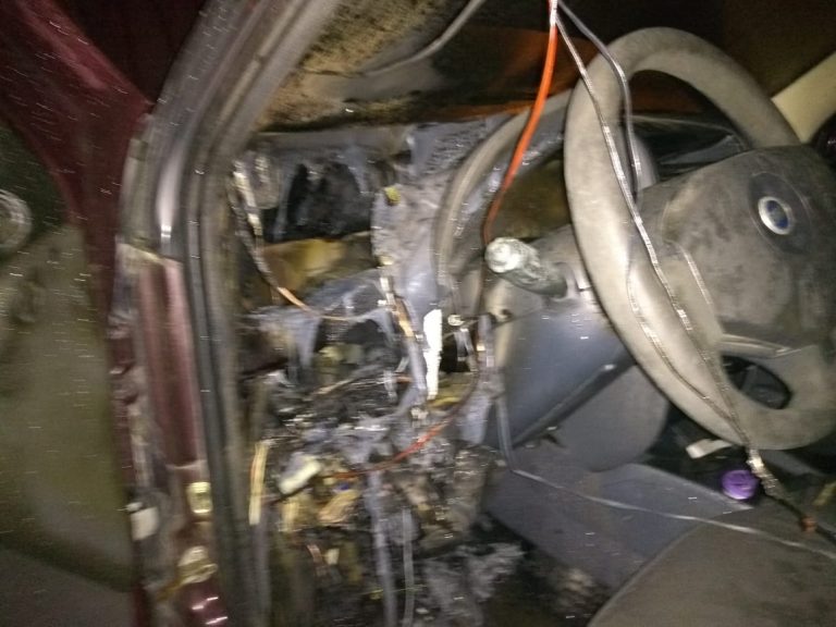 Carro é atingido por incêndio em Tubarão