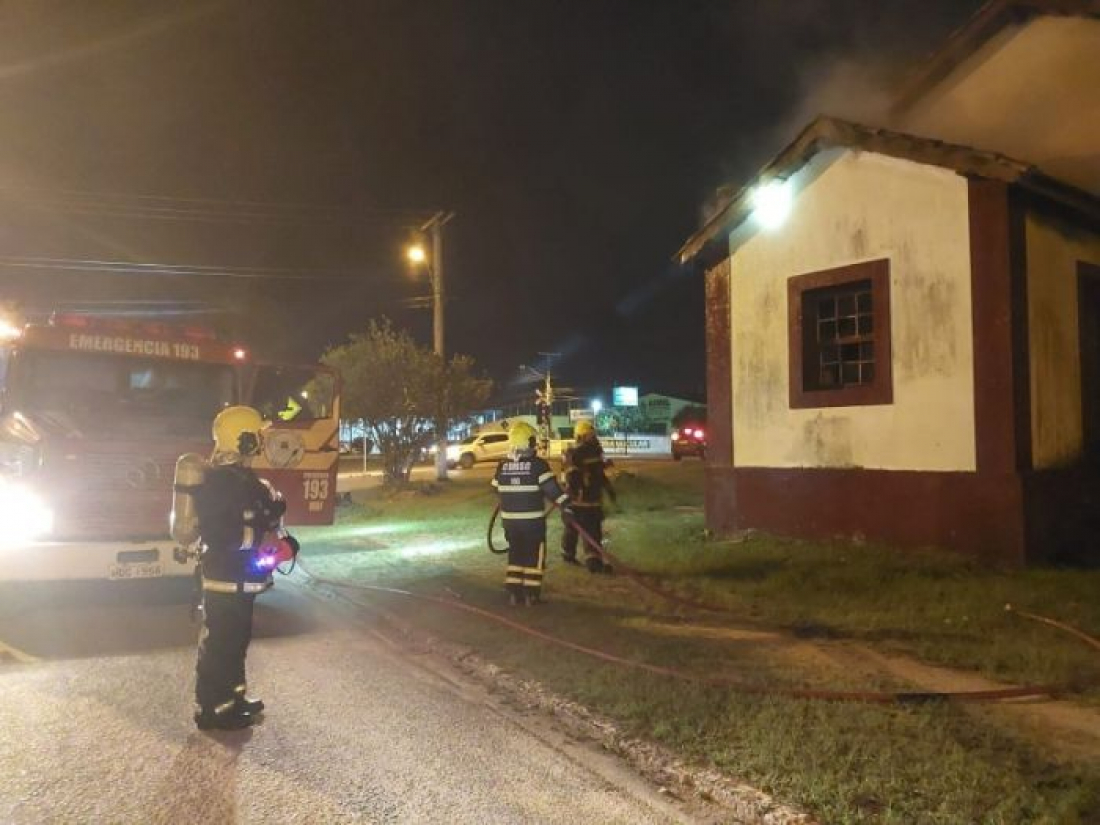 Antiga estação ferroviária é atingida por incêndio em Morro da Fumaça