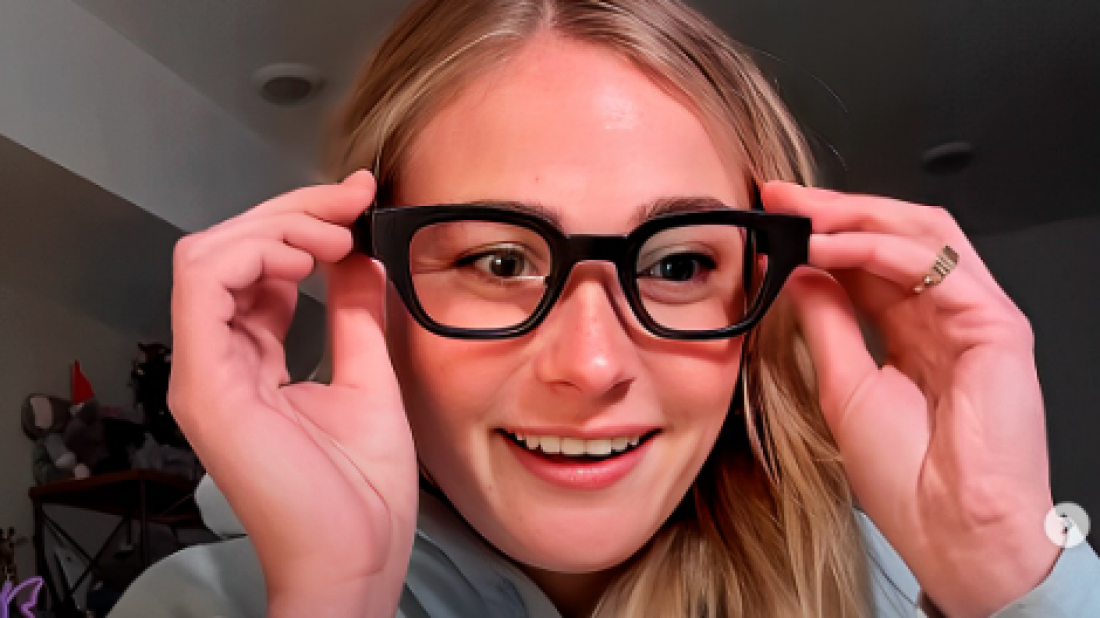 (Vídeo) Influencer surda se emociona ao experimentar óculos que legendam conversas em tempo real
