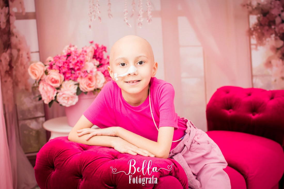 Menina de 8 anos luta contra câncer e família pede ajuda para tratamento