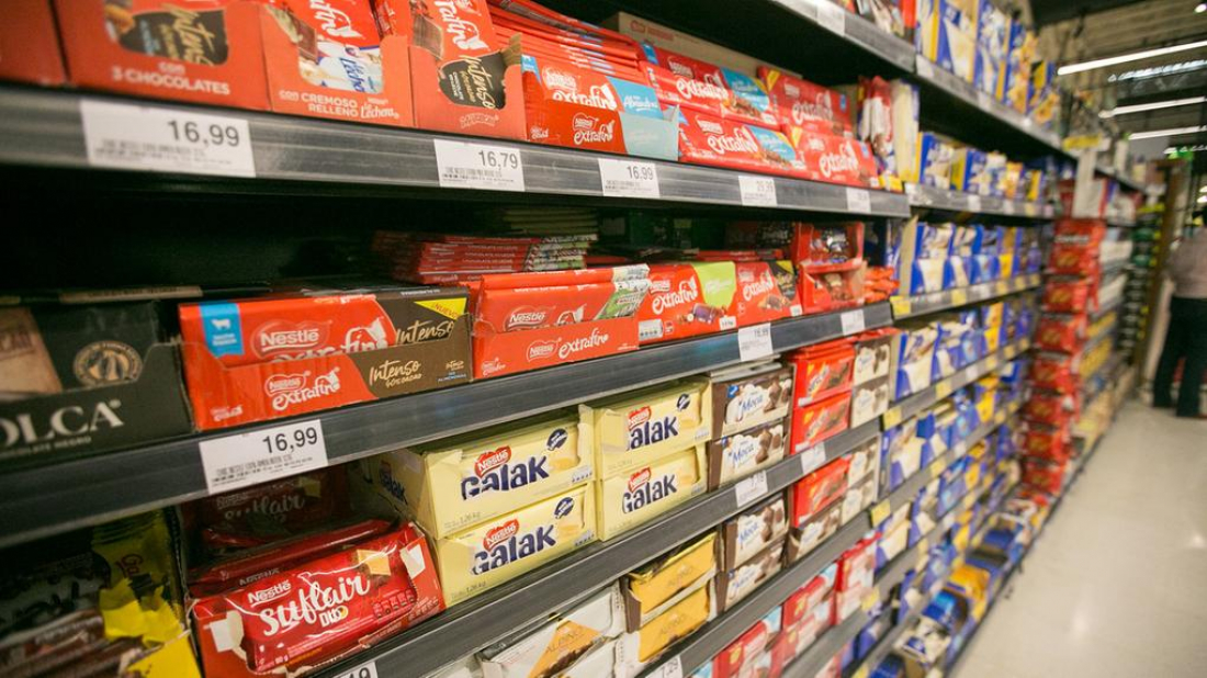 Homem tenta furtar 18 barras de chocolate de supermercado e é preso em Imbituba