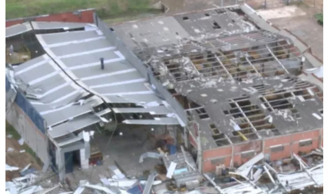 (Vídeo) Relembre cenas impressionantes do vendaval que arrasou Tubarão em 2016