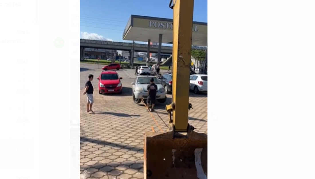 (Vídeos) Veículos estacionados em entrada de caminhões são rebocados em Tubarão