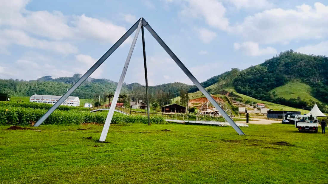 Pedras Grandes constrói pirâmide com vigas da ponte Hercílio Luz