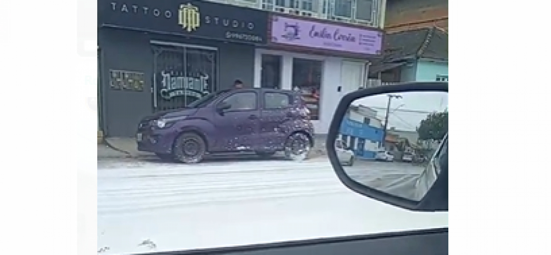 (Vídeo) Baldes com tinta branca caem de caminhão e atingem carros no Bairro Progresso, em Laguna