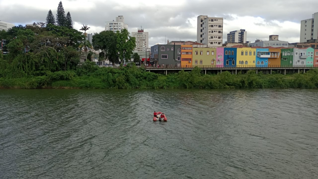 Bombeiros fazem busca por homem que tentou atravessar o Rio Tubarão a nado