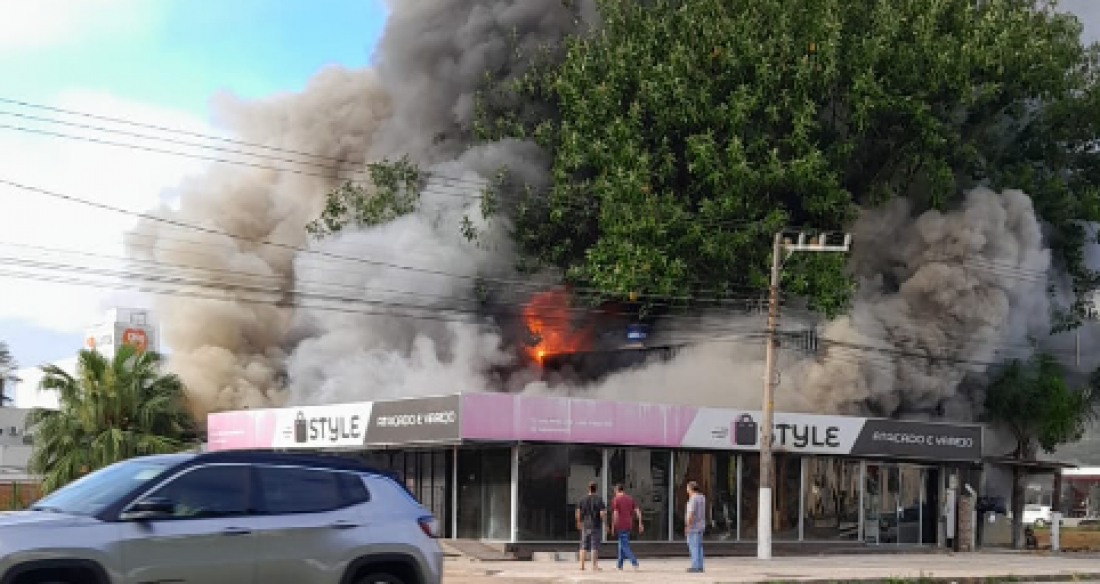 (Vídeos) Em andamento: loja de roupas pega fogo no Bairro Passagem, em Tubarão