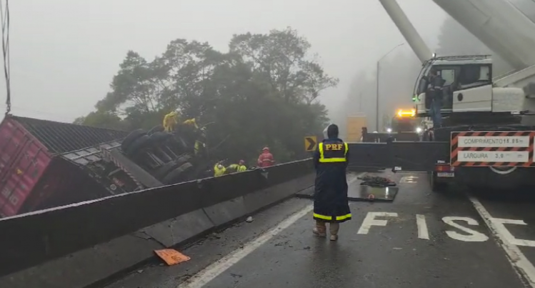 Carreta tomba sobre van que transportava atletas e deixa ao menos 6 mortos no PR