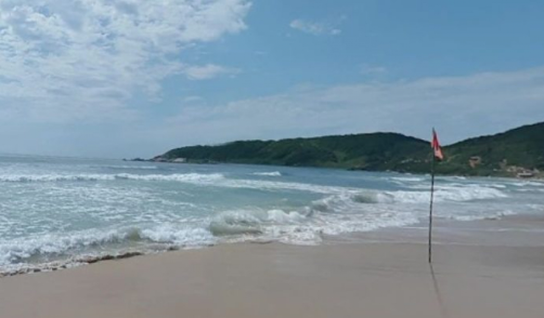 (Vídeo) Casal se afoga na Praia do Rosa; mulher é resgatada e homem continua desaparecido