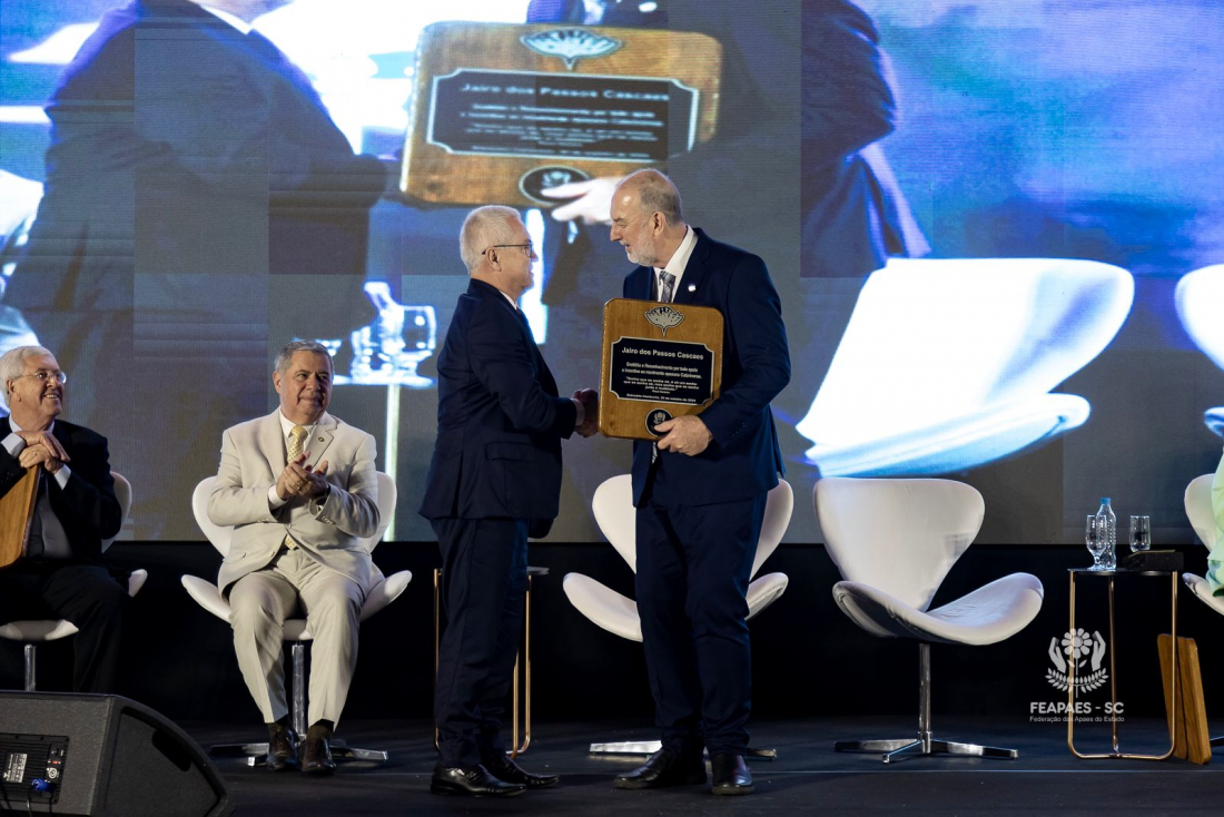 Jairo Cascaes é homenageado no Congresso Estadual das APAEs de Santa Catarina